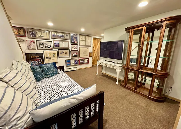 3-Level Log Cabin Near Silverwood - Tranquil