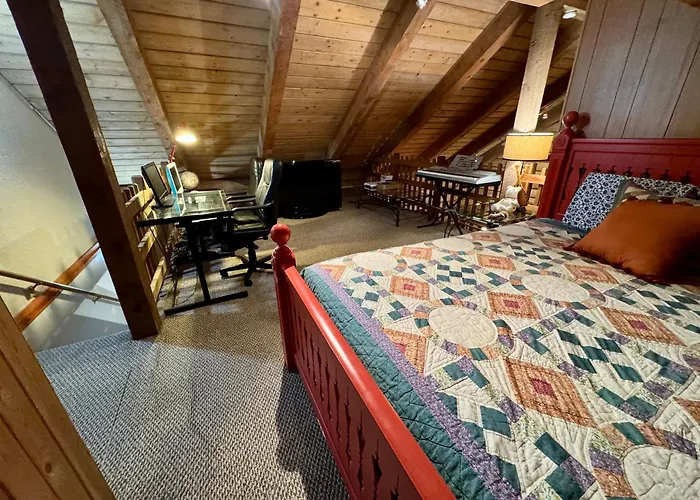 3-Level Log Cabin Near Silverwood - Tranquil