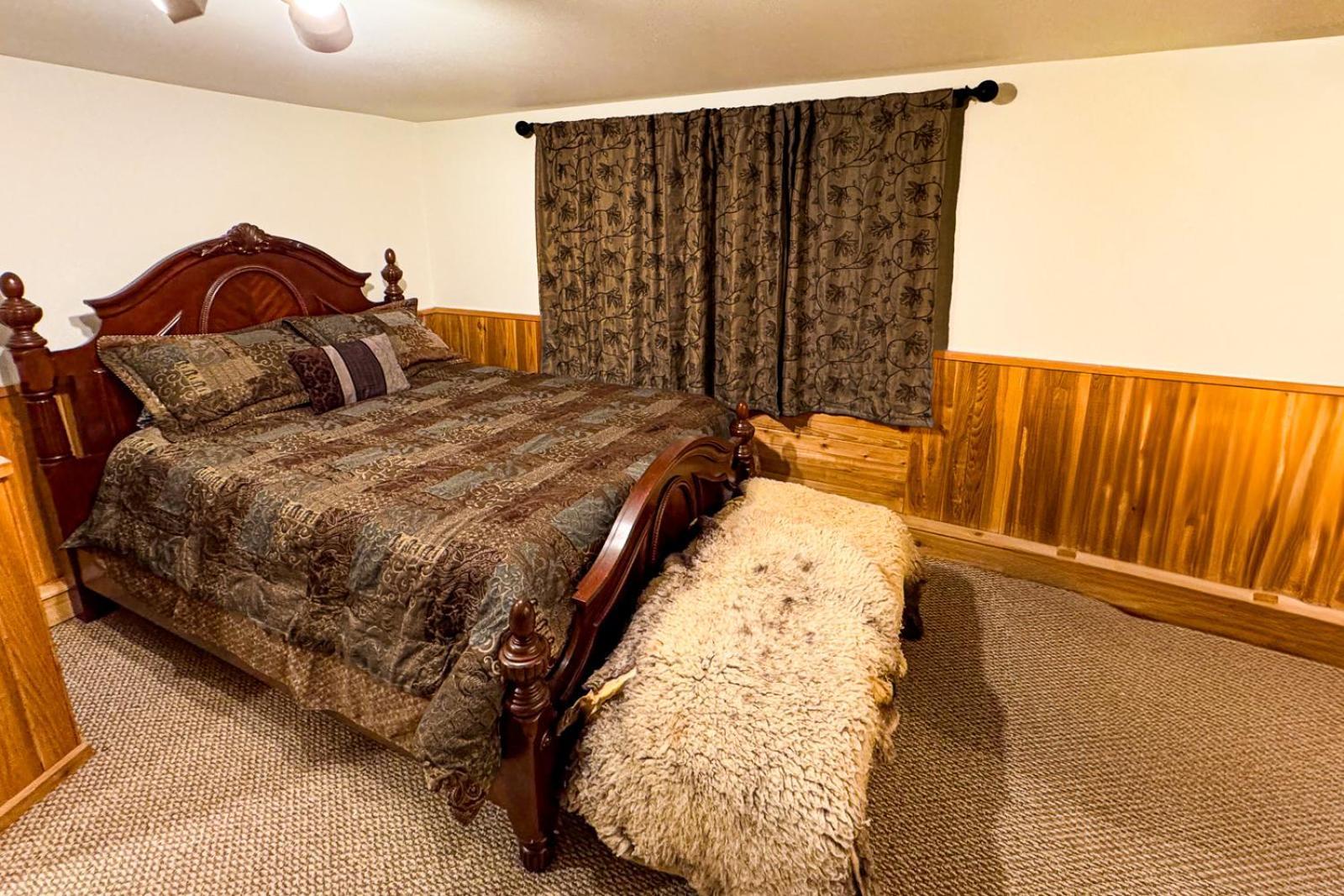 3-level Log Near Silverwood - Tranquil Spirit Lake