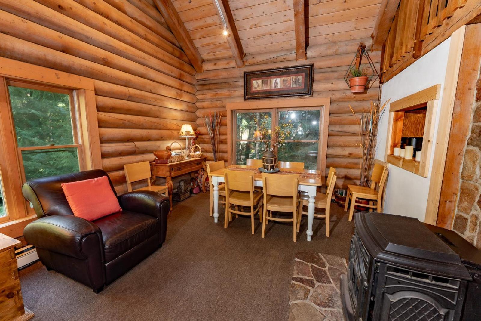3-level Log Near Silverwood - Tranquil *